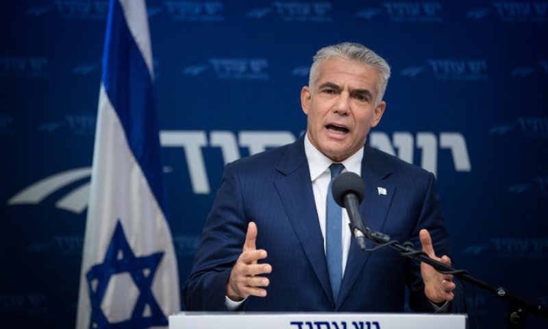 "פירוש מעוות": לפיד נגד מכתב הרבנים הסרוגים