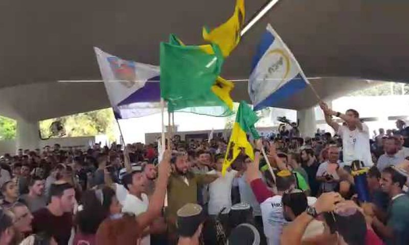 צפו: לוחמי ההסדר מתגייסים לקרבי בשירה וריקודים