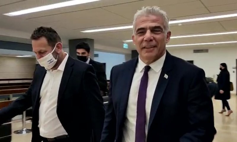 לפיד תפס את גנץ במסדרון. יהיה פתרון למשבר? צפו