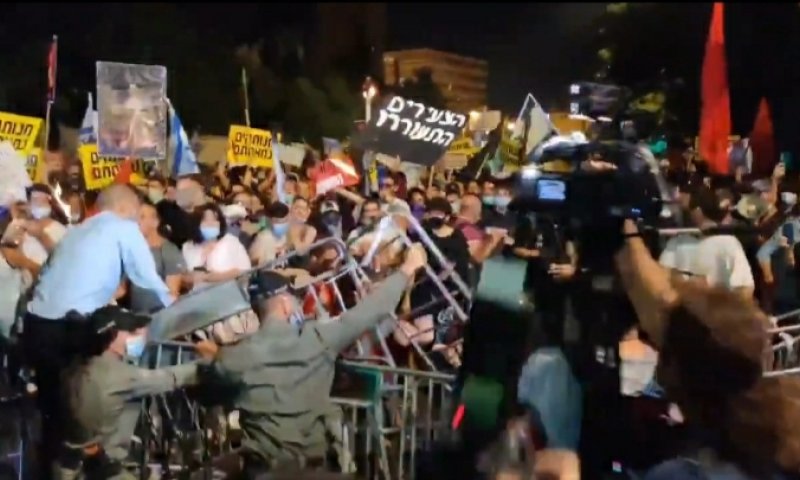 צפו: מפגיני השמאל מנסים לפרוץ דרך לבית רה"מ