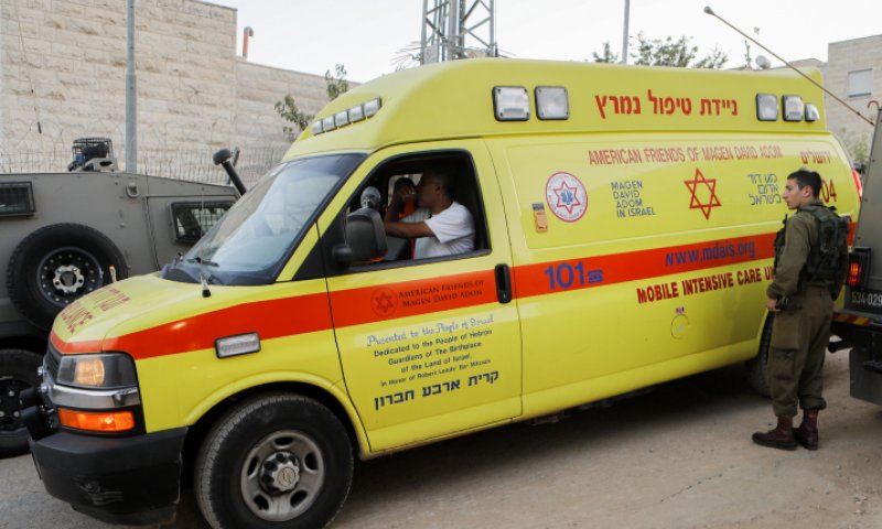 חייל נפצע בפיגוע דקירה בחברון; המחבל חוסל