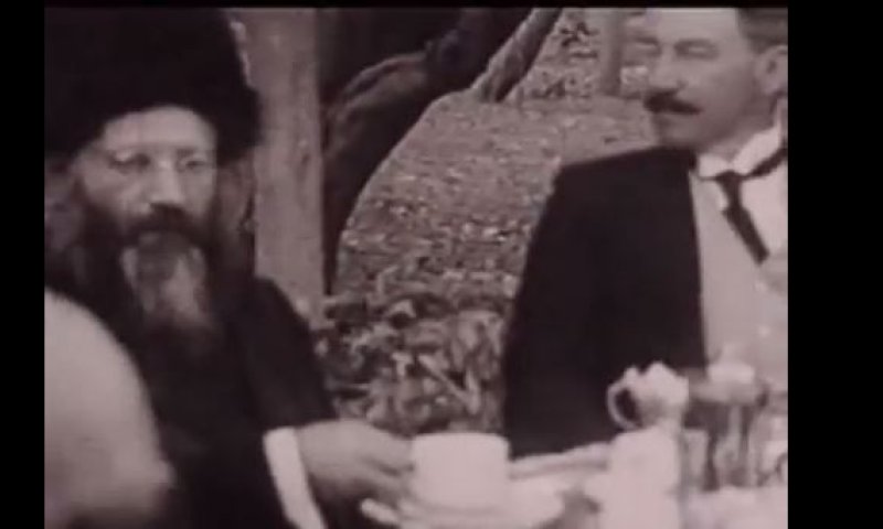 ג' באלול: מה אנחנו יכולים ללמוד מהסרטון בו נראה הרב קוק זצ"ל שותה תה?