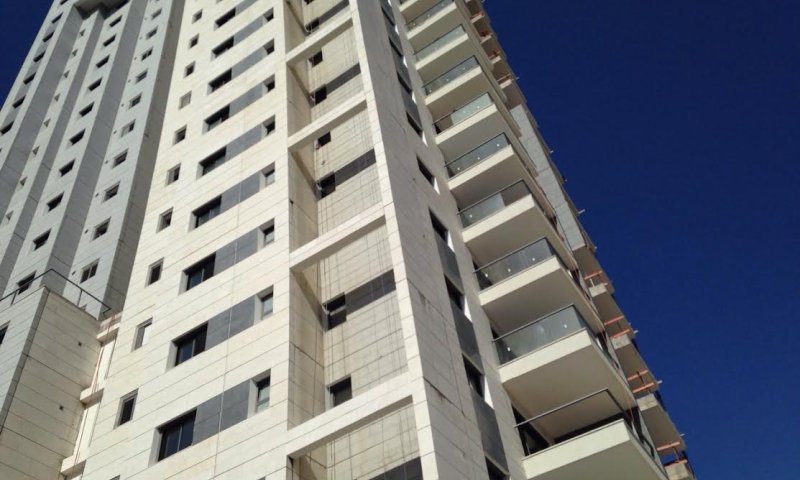 פועל קשור בסנפלניג נפל למותו באתר בנייה