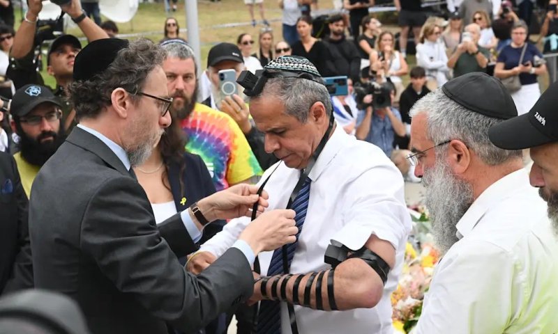 תיעוד: שגריר ישראל באוסטרליה הניח תפילין בזירת הפיגוע בסידני