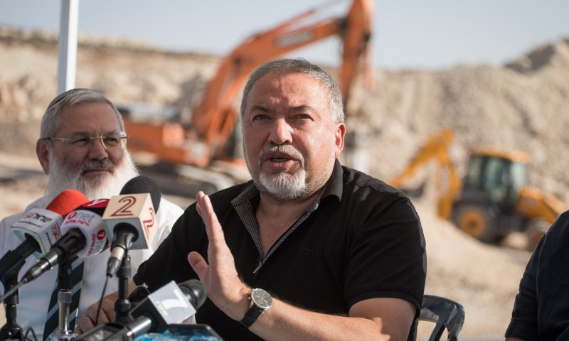נבהל מהסקרים? ליברמן יאשר בנייה ביו"ש