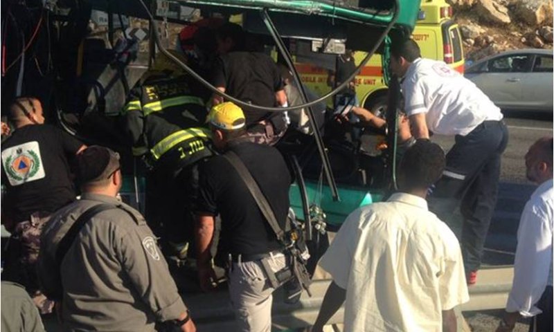 תיעוד: תאונה בין משאית פלסטינית לאוטובוס אגד