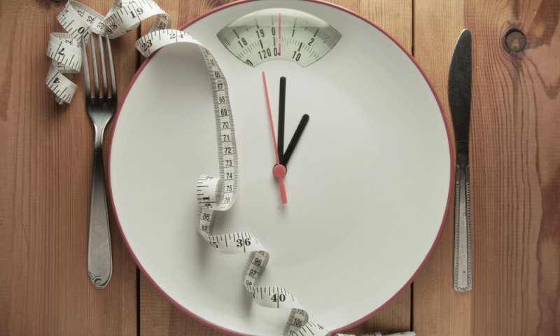 אחת ולתמיד: האם צום באמת עוזר לרדת במשקל?