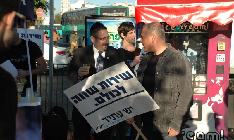 דב ליפמן יצא לשטח: מחלק חומרי הסברה בעד השיוויון בנטל