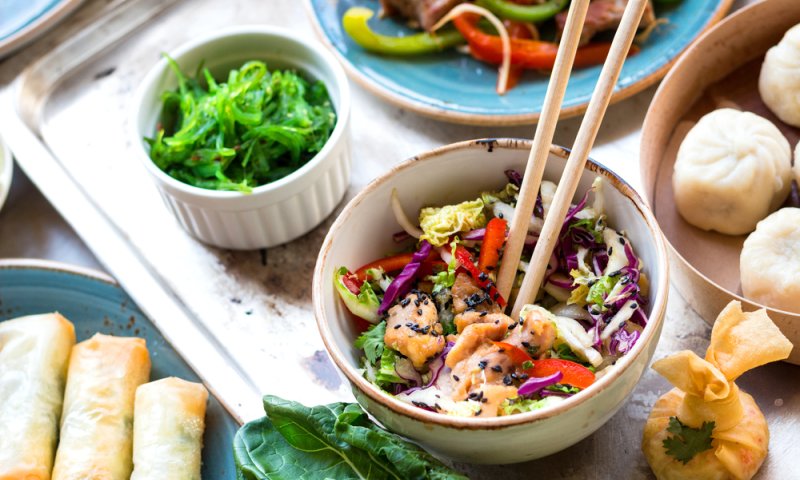 טועמים עולם בבית: מתכון לסלט סלמון אסייתי