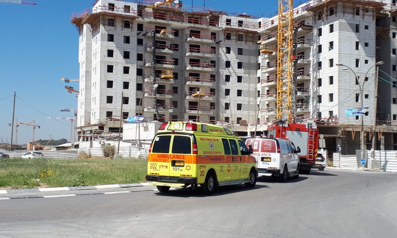 ארבעה בני אדם נהרגו מקריסת מנוף ביבנה