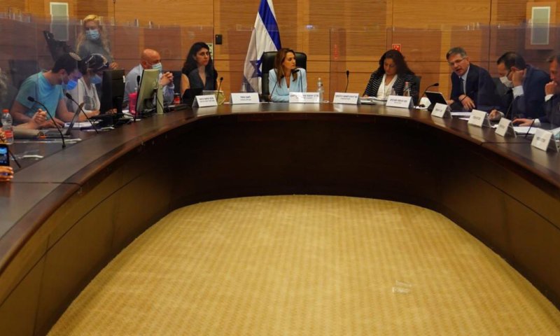 חופי הים והבריכות ייפתחו, מחלוקת לגבי המסעדות