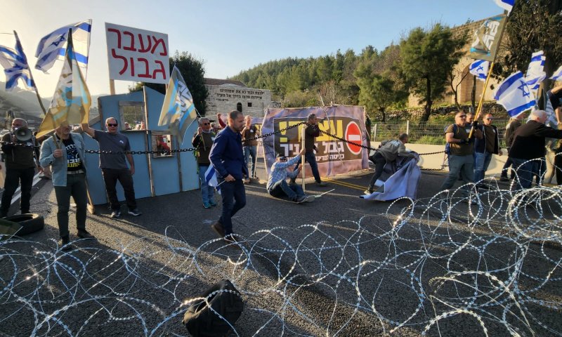לאחר שמפגינים חסמו אותו: כביש 1 נפתח לתנועה