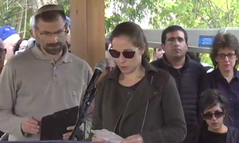 קורע לב: שירי אמרה קדיש על בנה ובעלה; צפו