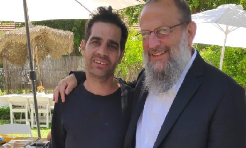 ראש הישיבה הסרוגה הגיע לנחם את אביב גפן