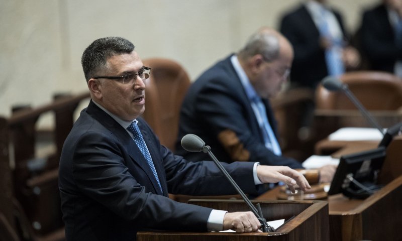 "גדעון סער ימצא את הדרך לזחול לנתניהו"