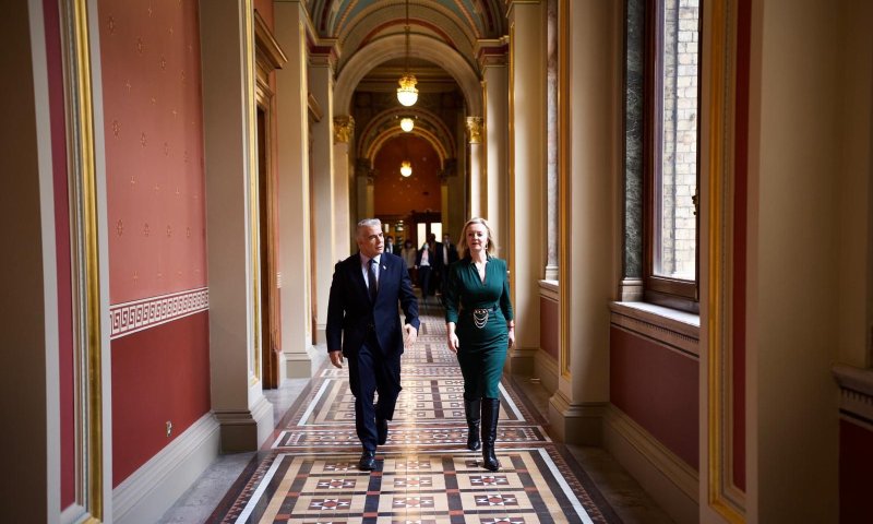 לפיד על ההסכם עם בריטניה: הוא must-must