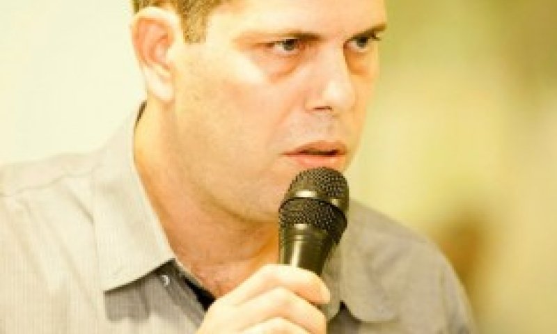 "אני מתבייש במטומטמים שמגנים אוטומטית על ינון מגל"