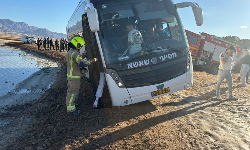 דרמה באילת: 50 תלמידים חולצו מאוטובוס ששקע בחול