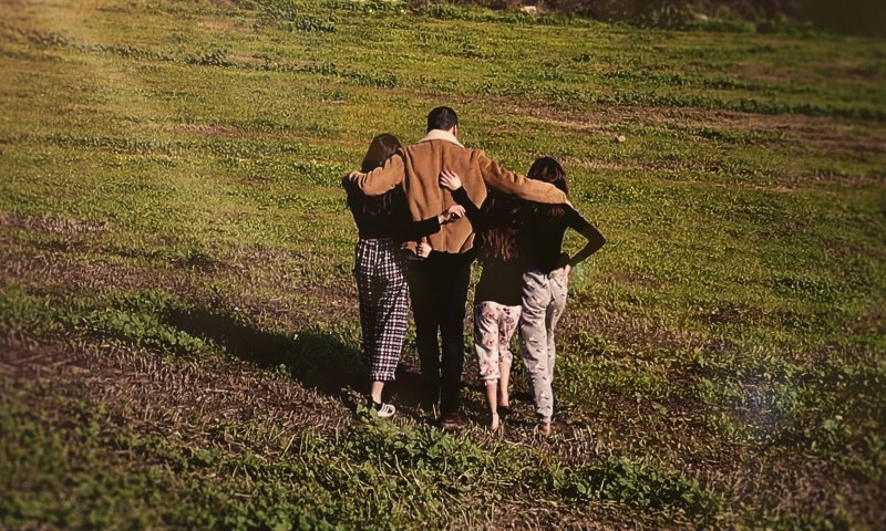 באווירת התקופה הקשה: טל סונדק בשיר מרגש לבנותיו