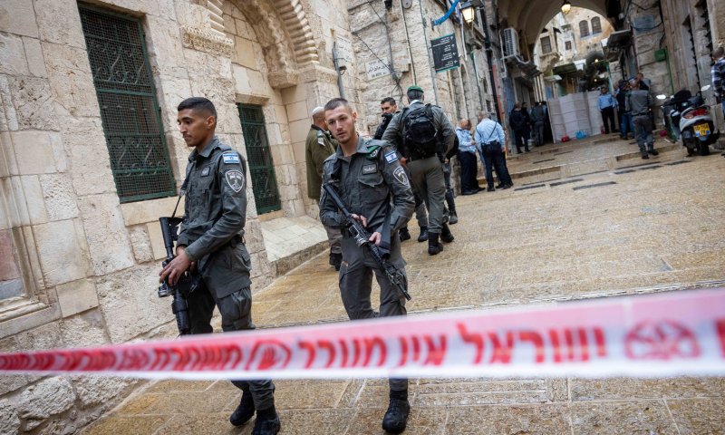 שני שוטרים נפצעו בפיגוע דקירה בהר הבית