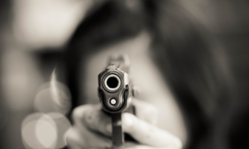 אימה בכיפור: כיוון אקדח לעבר המתפללים שנמלטו