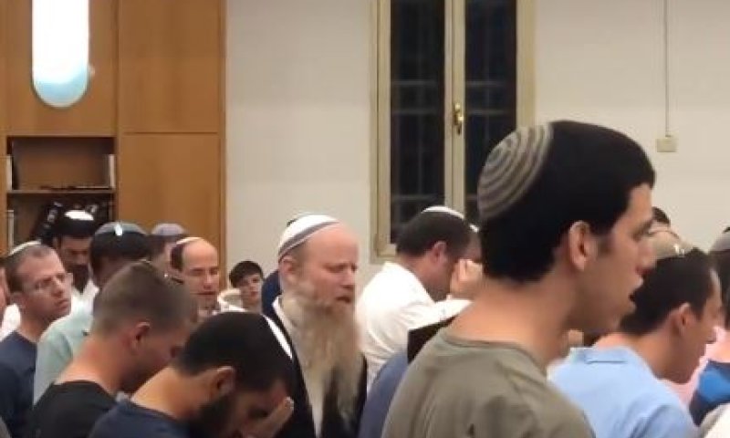 כוחות נפש אדירים: התפילה המרגשת של הרב שנרב. צפו