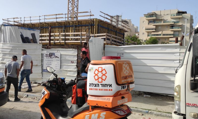 שיפוד ננעץ בראשו של פועל בבת ים &ndash; מצבו קשה