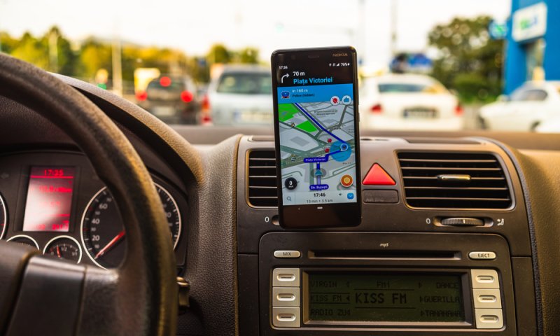 הפיצ'רים החדשים של Waze: ניווט בנעילת מסך והתראות על אירועים