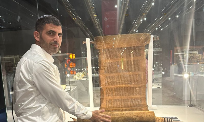 מרגש: קרעי קרא מספר תורה ביריד בסעודיה