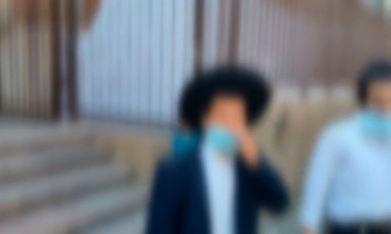 צפו; כתב חדשות 12 הותקף בבני ברק: "לך מפה, טפו"