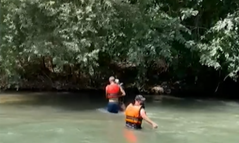 ילדה נסחפה בנחל בצפון וחולצה. צפו בתיעוד
