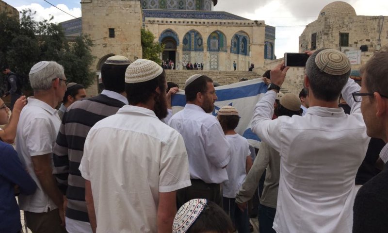 שלושה קטינים הניפו דגל בהר הבית. השוטרים החרימו