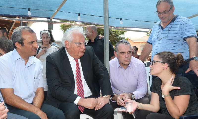 שגריר ארה"ב ניחם את משפחתו של הנרצח באדם