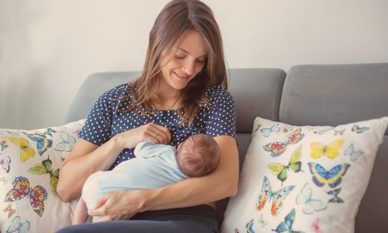 אל תניקי, והוא ישן בלילה. מיתוסים על הנקה- מה נכון?