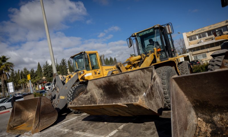 תאונה במחלף גלילות: נהג טרקטור התנגש בכלי רכב