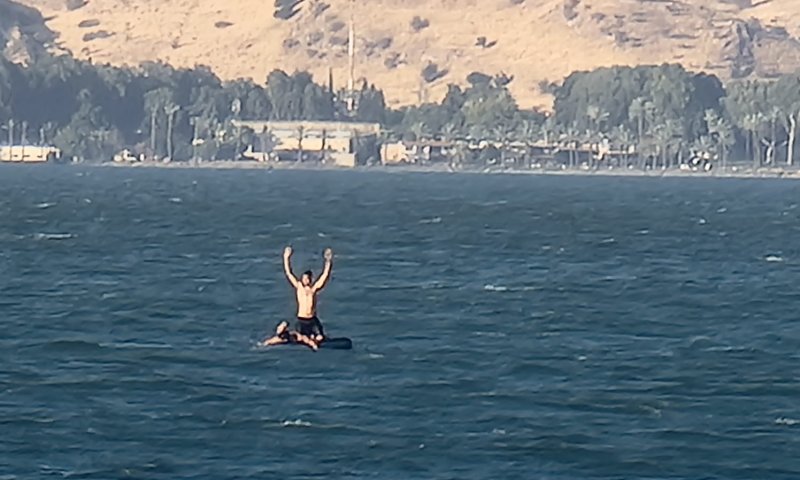 שני צעירים נסחפו ולא מצליחים לחזור לחוף. צפו בתיעוד