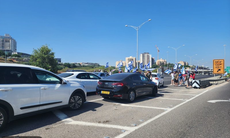 במהלך הבוקר: המפגינים חסמו כבישים מרכזיים