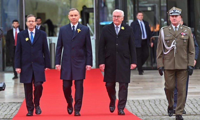 הרצוג בגטו ורשה: "זיכרון השואה הוא מצע לדיאלוג"