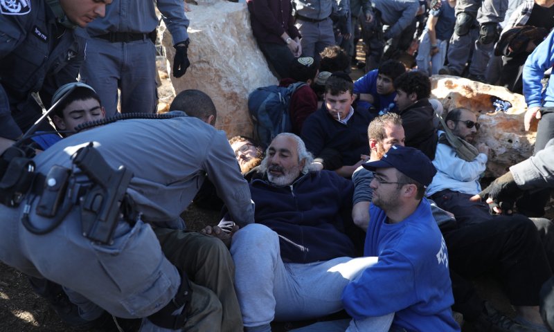 מאות שוטרים פינו והרסו מבנה בנתיב האבות