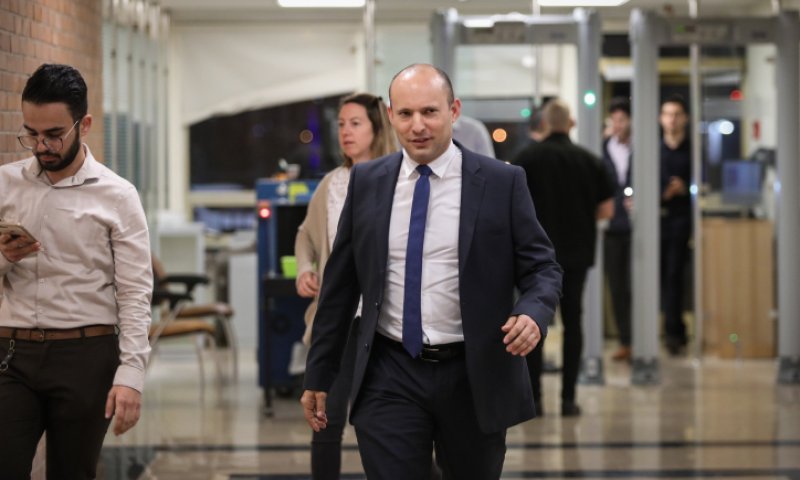 בנט לליברמן: "לך תצטלם עם הנכדה שלך"