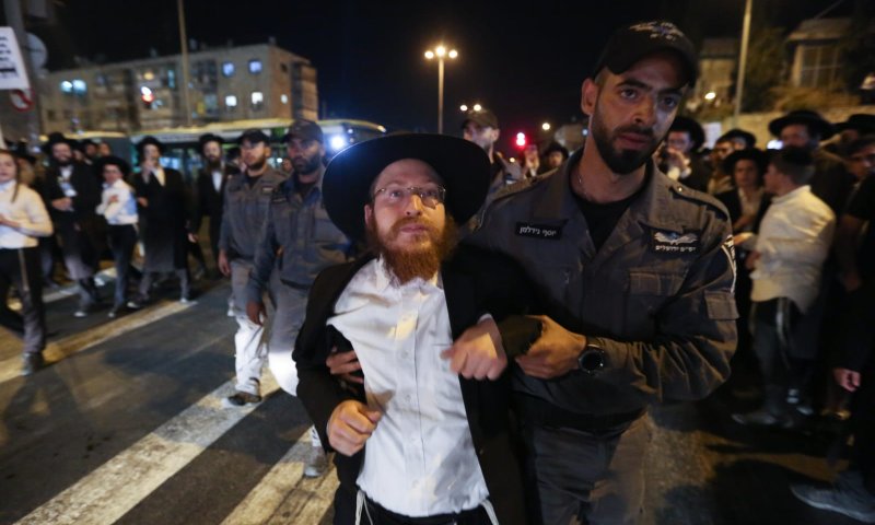 תיעוד מכוער: מקרה שלישי של שוטר מושך בפאות חרדי