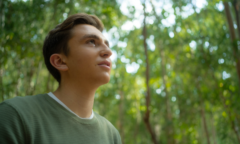 בקיסריה, עם כיפה על הראש: רונן קסלמן בשיר חדש