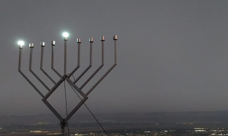 אחרי עשרות שנים: חנוכייה הודלקה במקום בו נפל שמעון החשמונאי