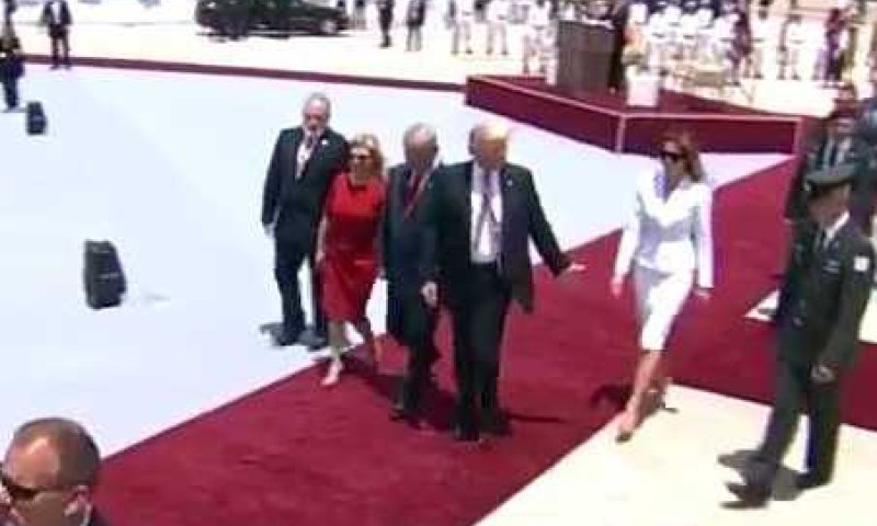 טראמפ הושיט יד למלניה, התגובה שלה הפתיעה. צפו