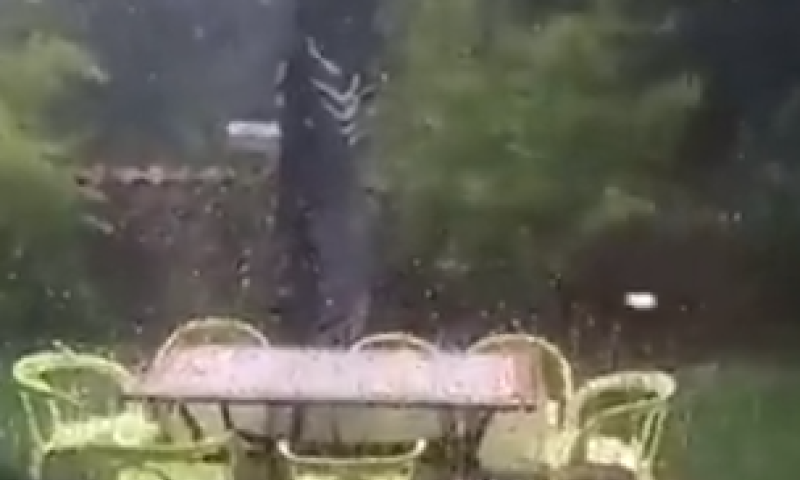 מזג אוויר משוגע בצרפת: כדורי ברד באמצע הקיץ