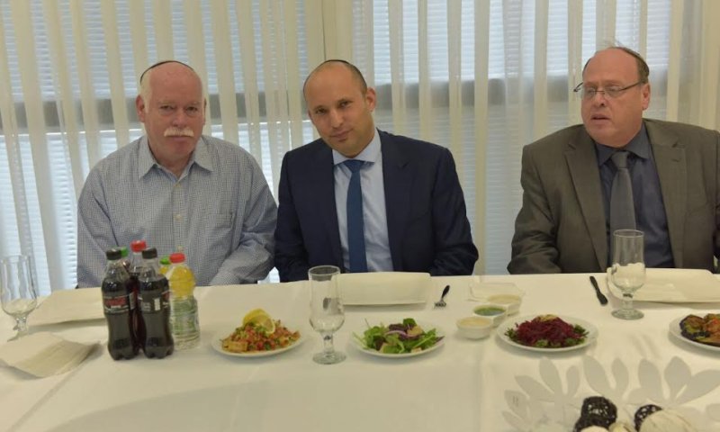 בנט: "אסור שתלמידי החמ"ד ישארו מאחור"