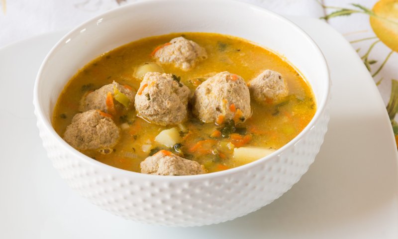 מתכון לשבת: מרק עם כדורי בשר
