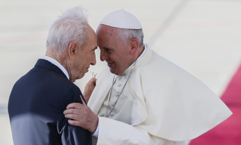 הבוקר: האפיפיור מבקר בכותל המערבי