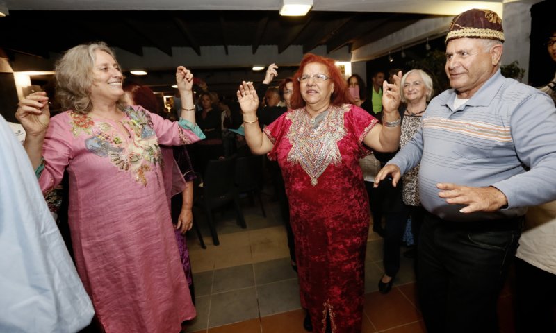 להגביר את הרמקולים: סט מימונה מקפיץ להאזנה