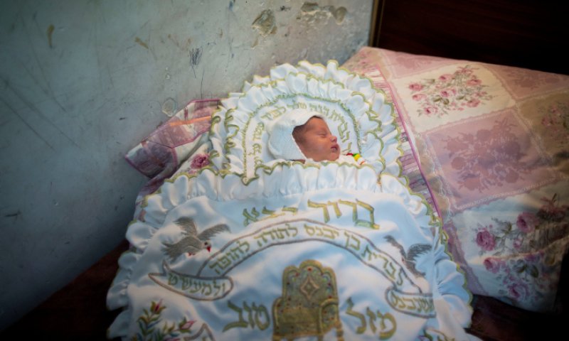 המוהל גרם לתינוק זיהום מוחי; מצבו קשה